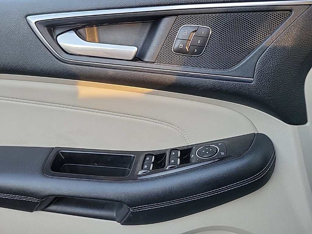 Used 2017 Ford Edge Titanium w/ Technology Package FWD image 13