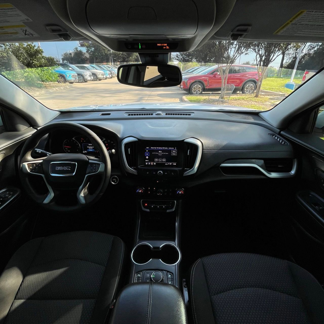 Used 2024 GMC Terrain SLE w/ Driver Convenience Package FWD image 10