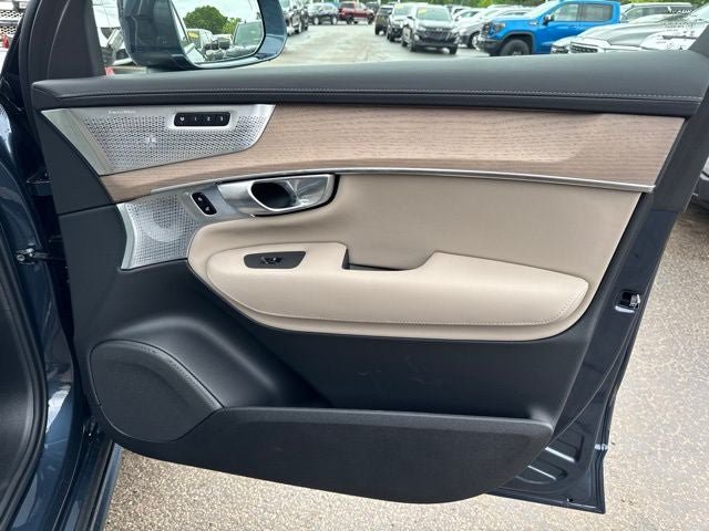 Used 2025 Volvo XC90 B6 Ultra w/ Protection Package Premier AWD/4WD image 28