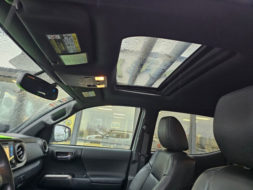 Used 2016 Toyota Tacoma TRD Off-Road image 18