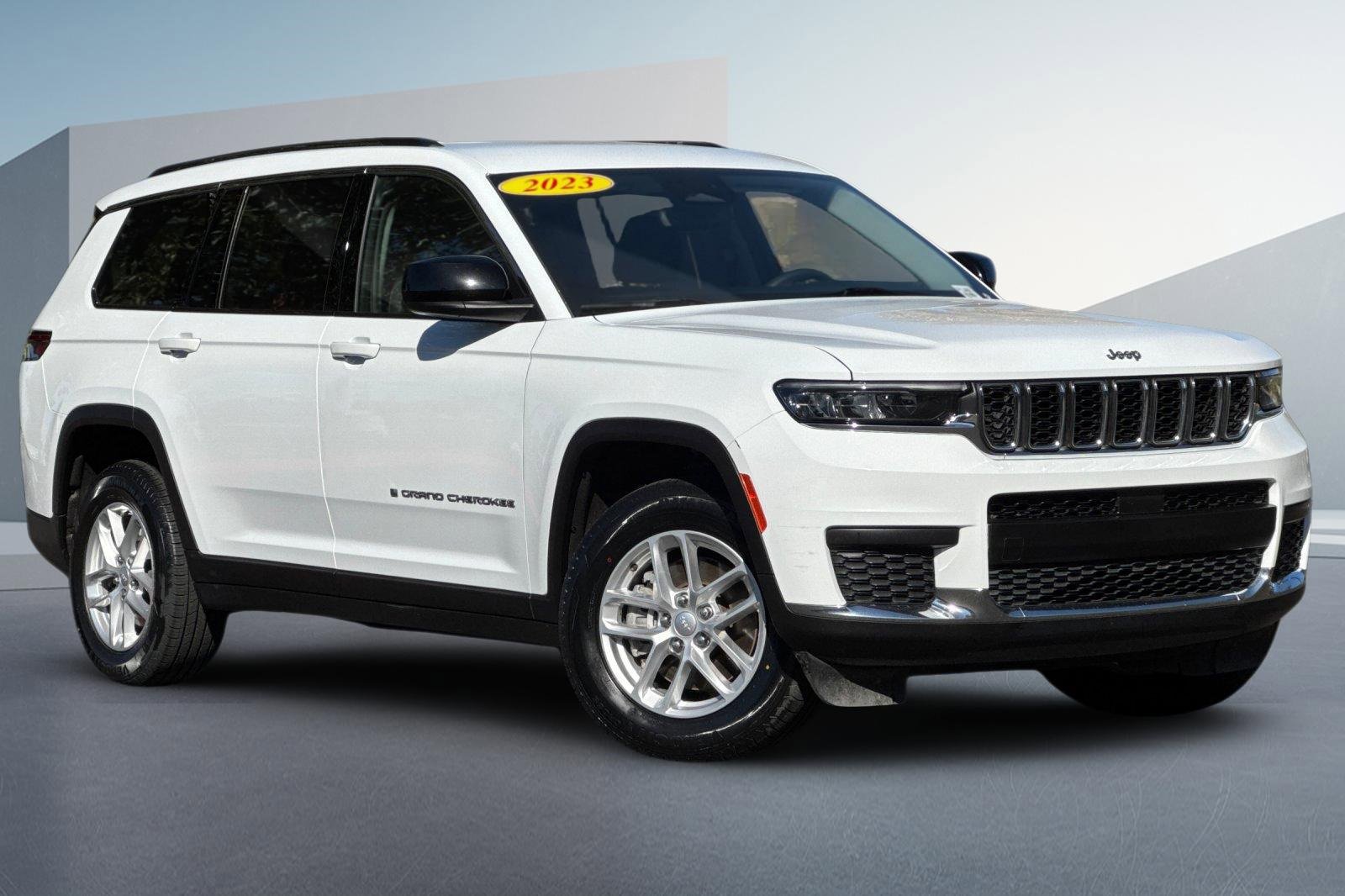 Used 2023 Jeep Grand Cherokee L Laredo image 2