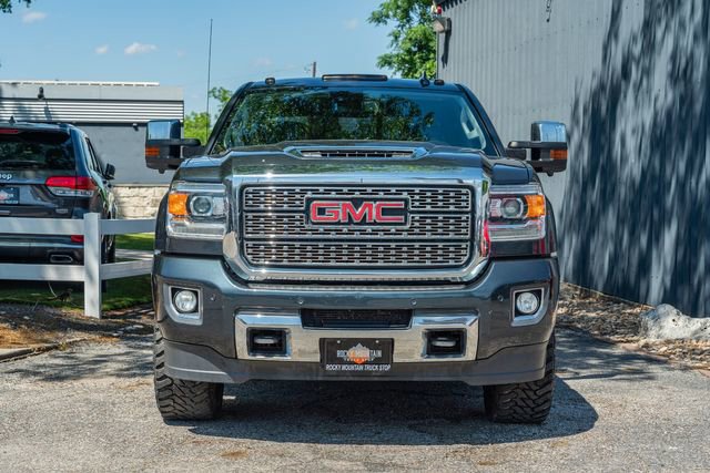 Used 2018 GMC Sierra 2500 Denali w/ Duramax Plus Package AWD/4WD image 9