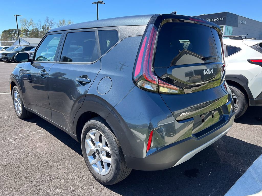 Used 2025 Kia Soul LX w/ LX Technology Package image 3