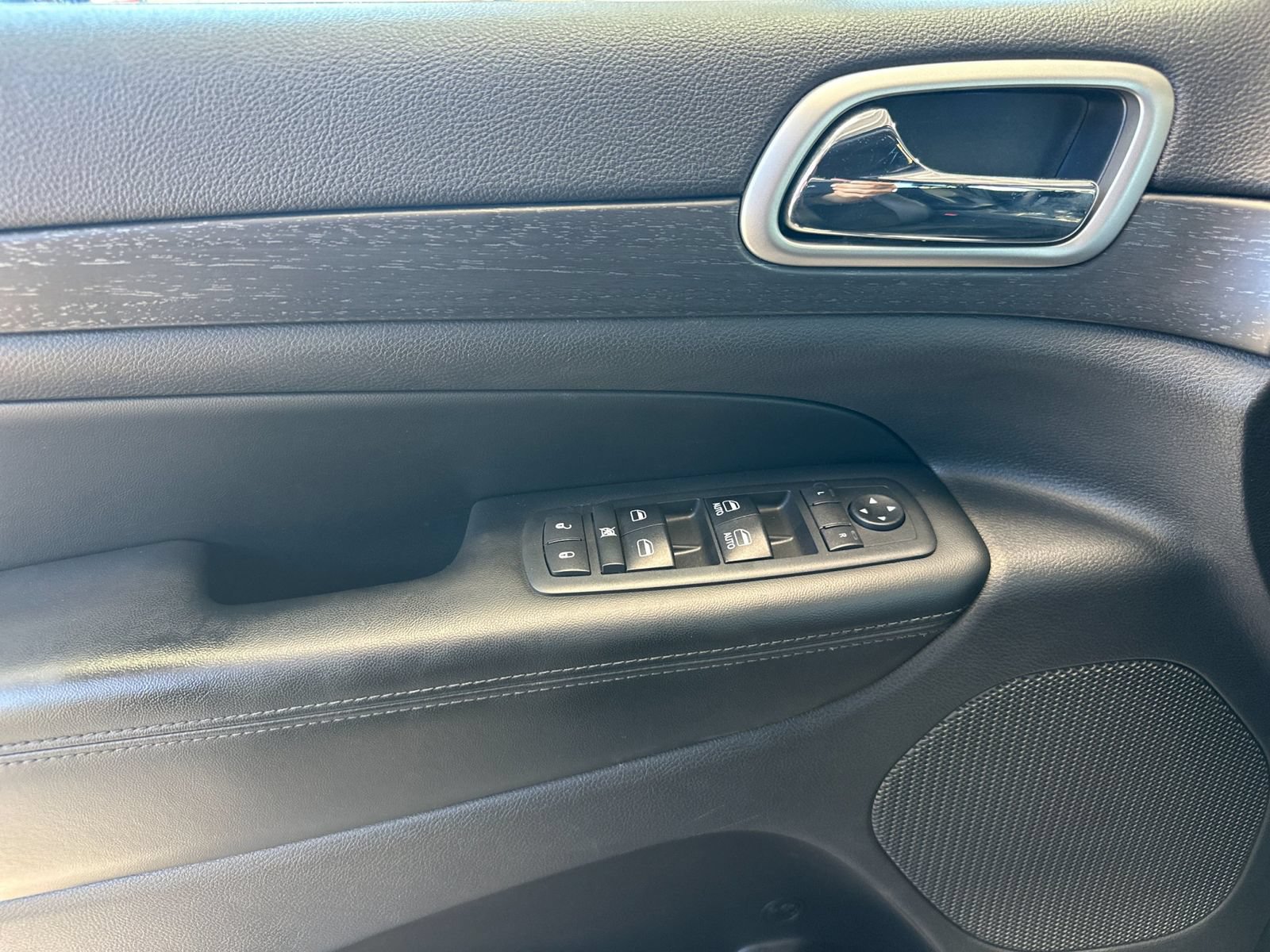 Used 2018 Jeep Grand Cherokee Altitude AWD/4WD image 11