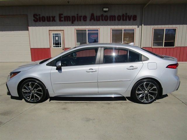Used 2022 Toyota Corolla SE FWD image 2