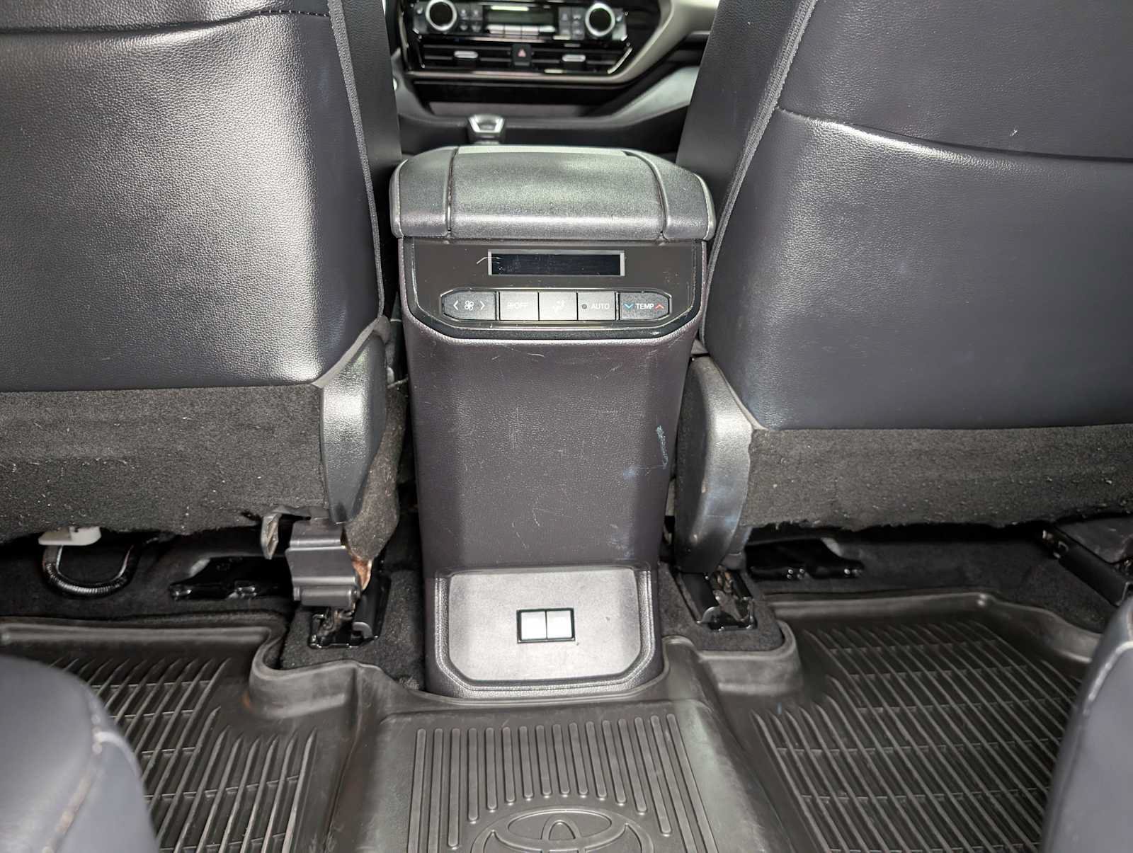Used 2021 Toyota Highlander XLE AWD/4WD image 22