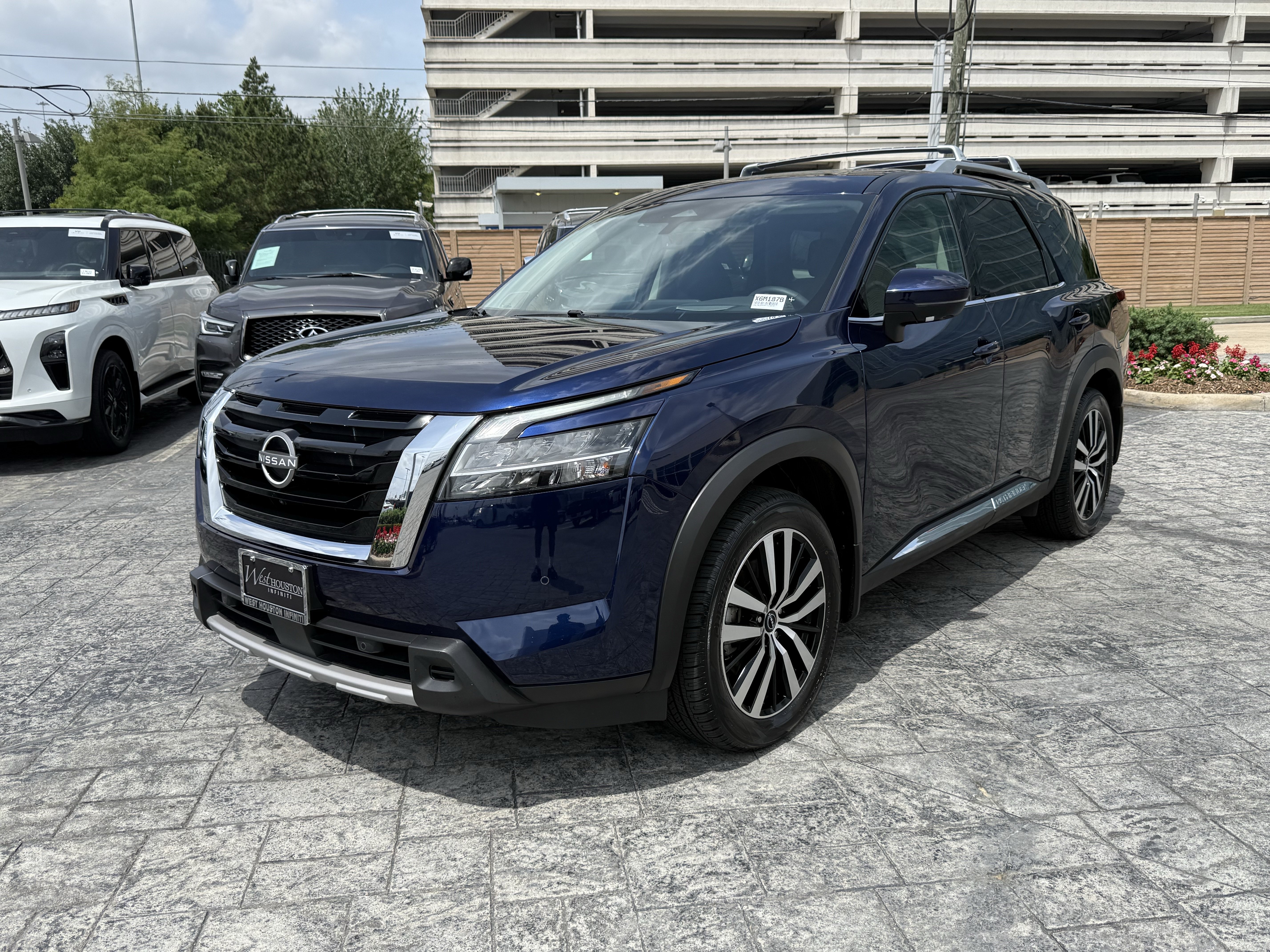 Used 2024 Nissan Pathfinder Platinum w/ Cargo Package FWD image 3