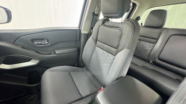 Used 2025 Nissan Frontier SV AWD/4WD image 13