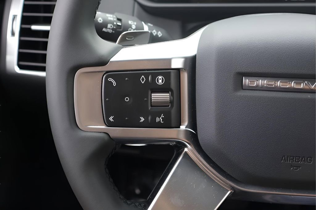 Used 2025 Land Rover Discovery S image 20