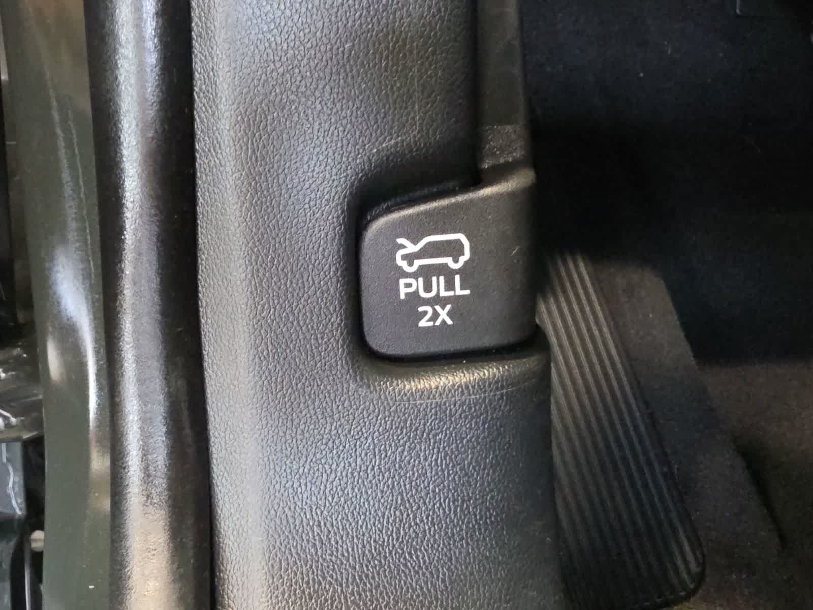 Used 2023 Ford Explorer XLT w/ Equipment Group 202A AWD/4WD image 18