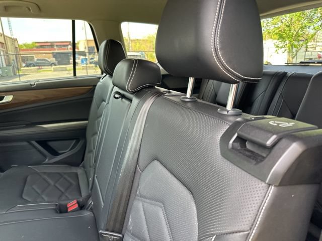Used 2025 Volkswagen Atlas SE AWD/4WD image 16