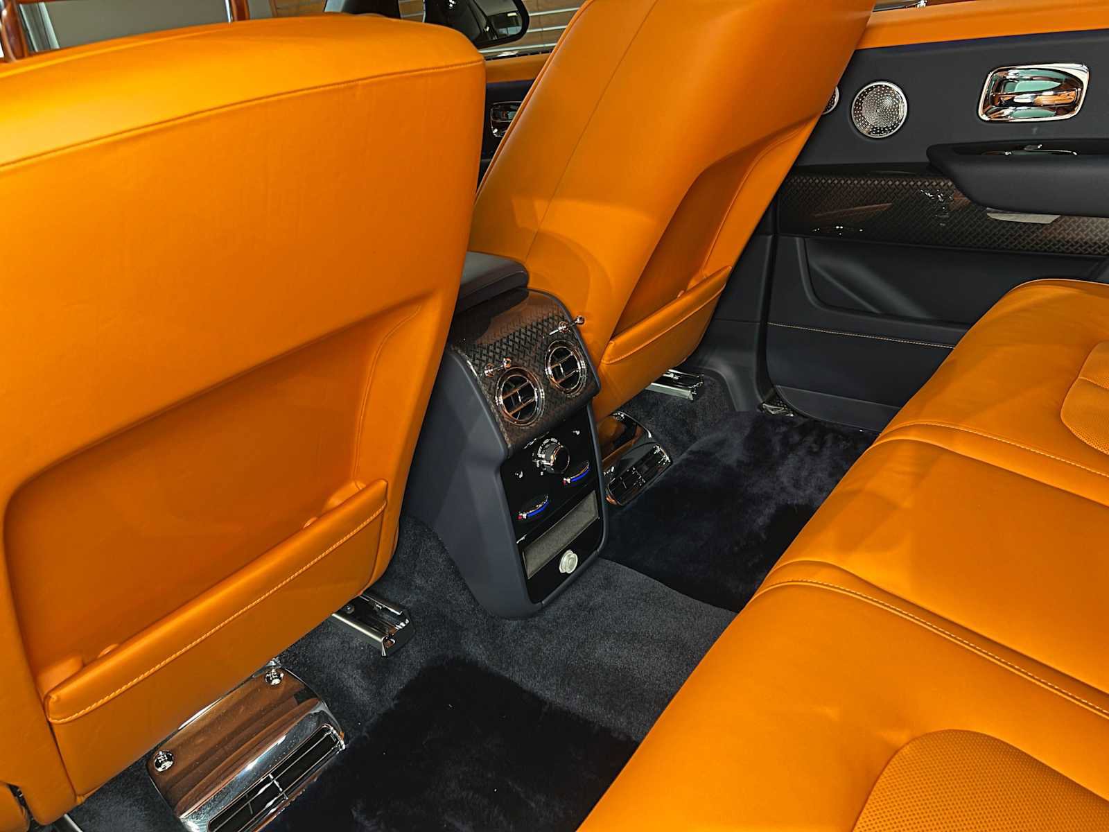 Used 2025 Rolls-Royce Cullinan Black Badge w/ Leather Finishing Pack image 25
