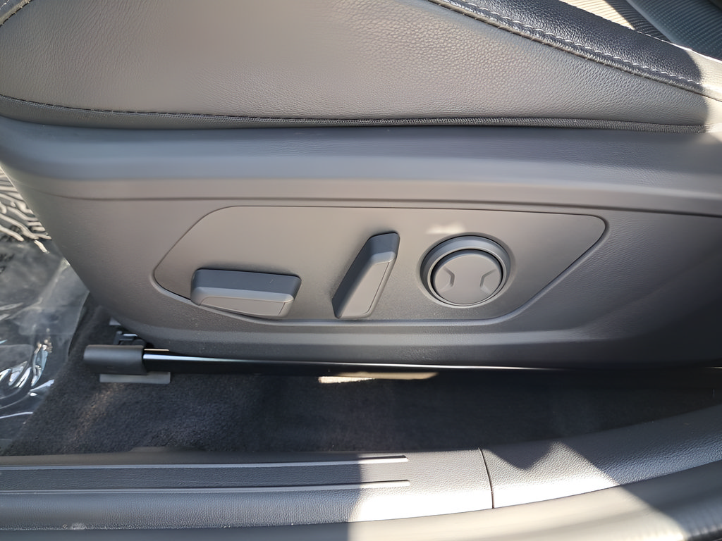 Used 2023 Hyundai Elantra Limited FWD image 9