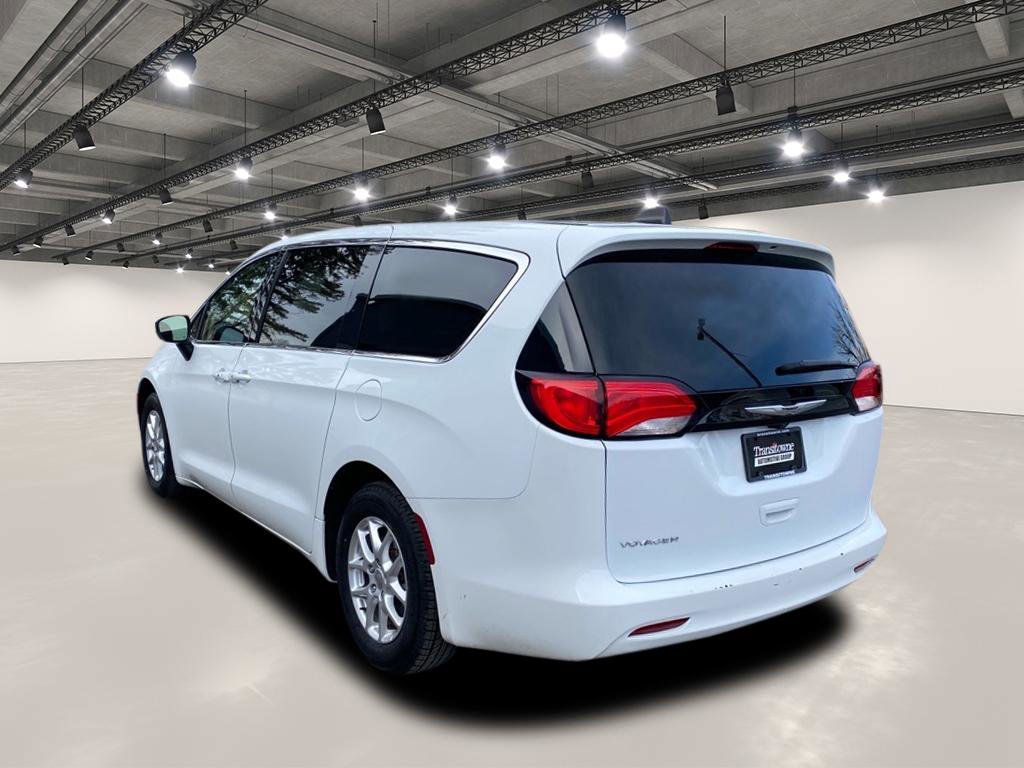 Used 2023 Chrysler Voyager LX image 5