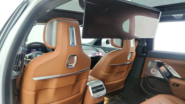 Used 2023 BMW i7 xDrive60 w/ Executive Package 2 image 33