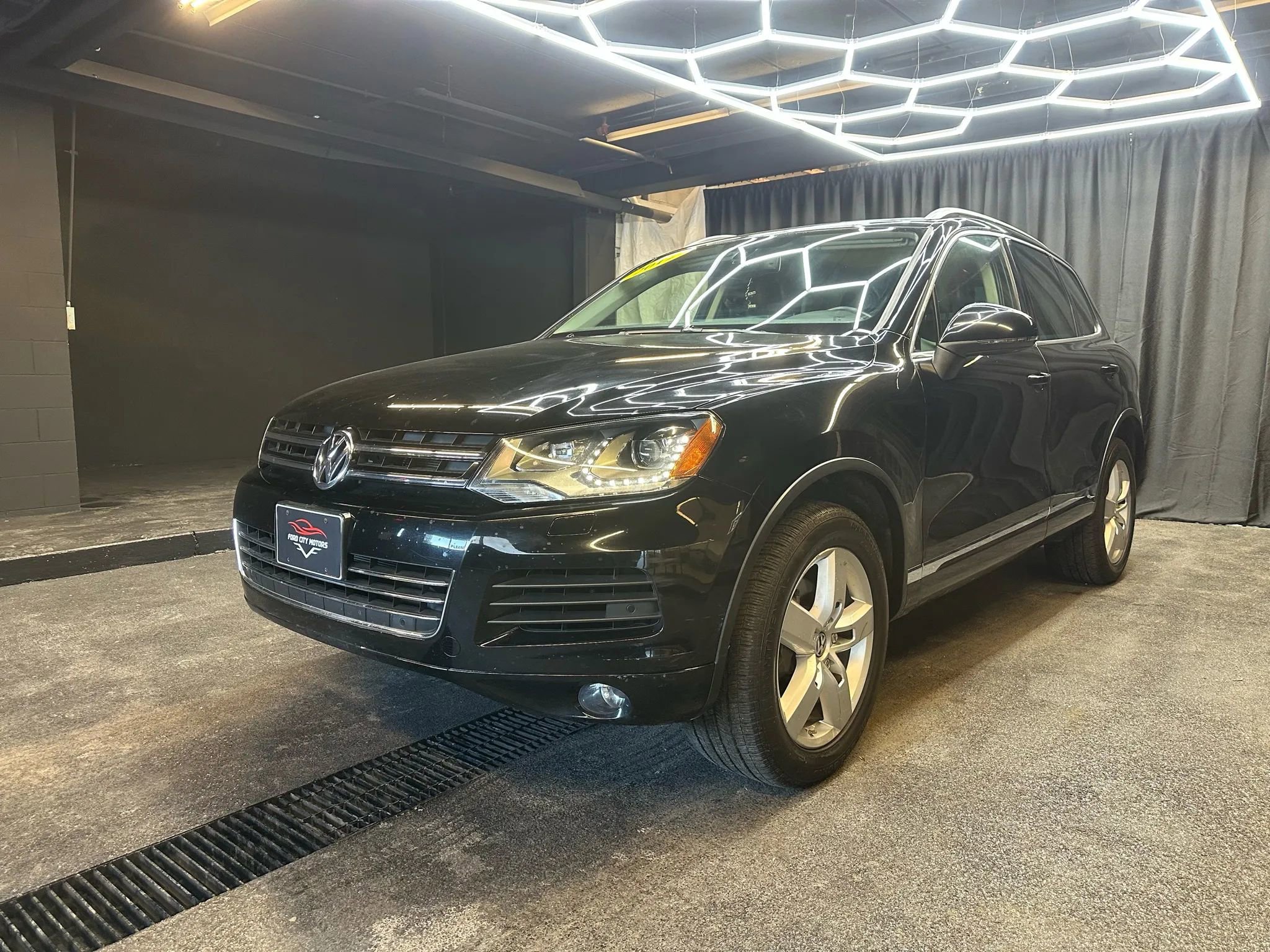 Used 2012 Volkswagen Touareg VR6 image 3