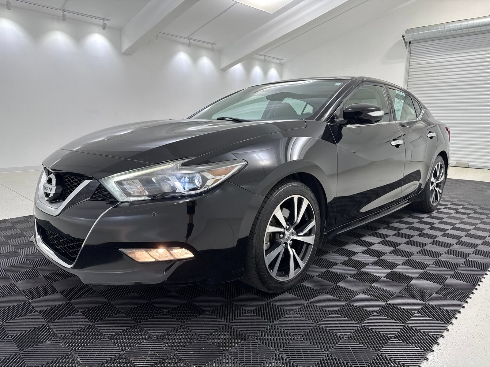 Used 2017 Nissan Maxima Platinum w/ Interior Lighting Package FWD image 3
