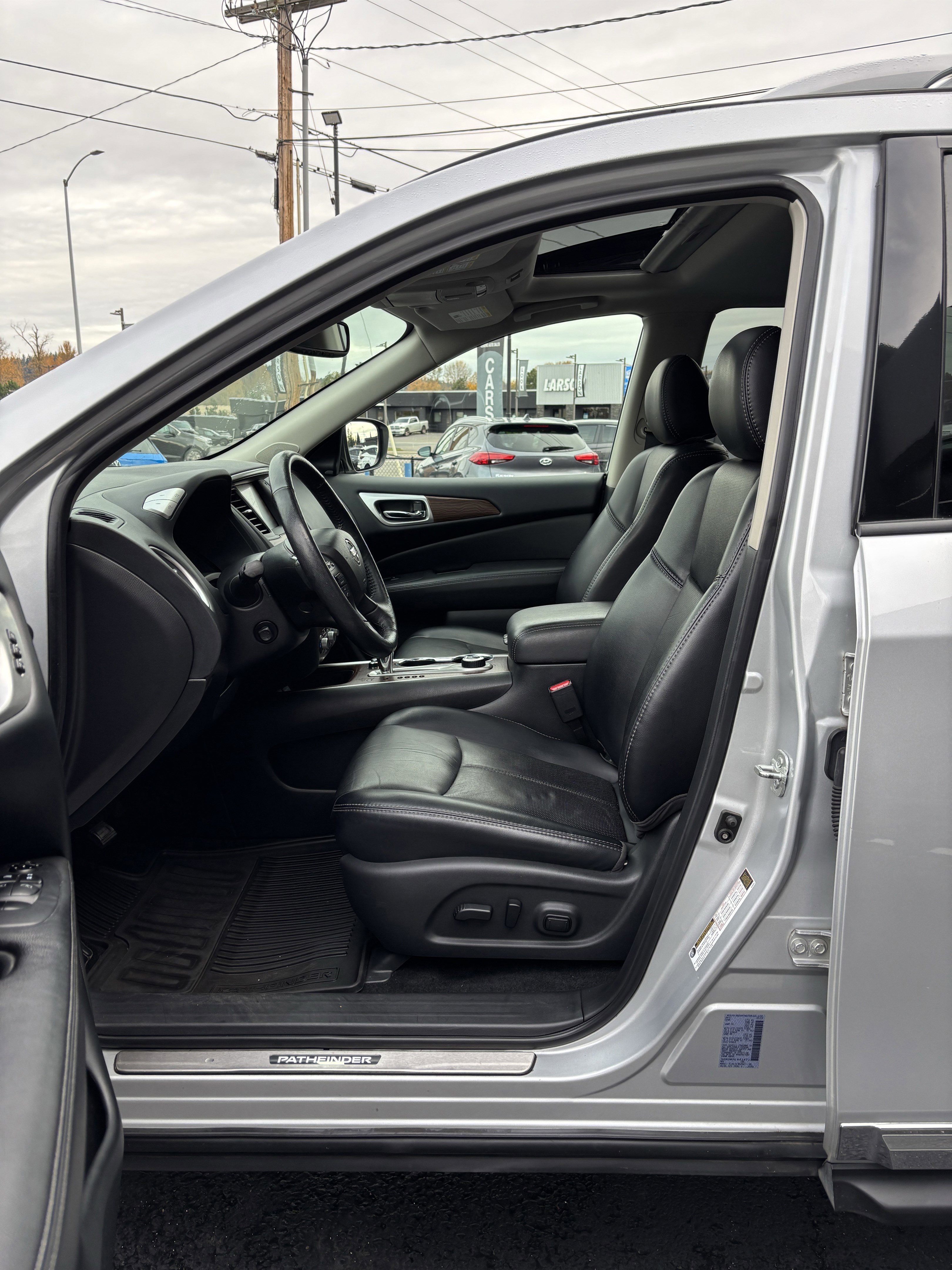 Used 2019 Nissan Pathfinder Platinum image 25