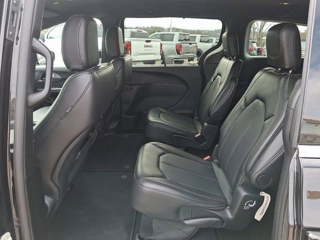 Used 2025 Chrysler Pacifica Select image 11