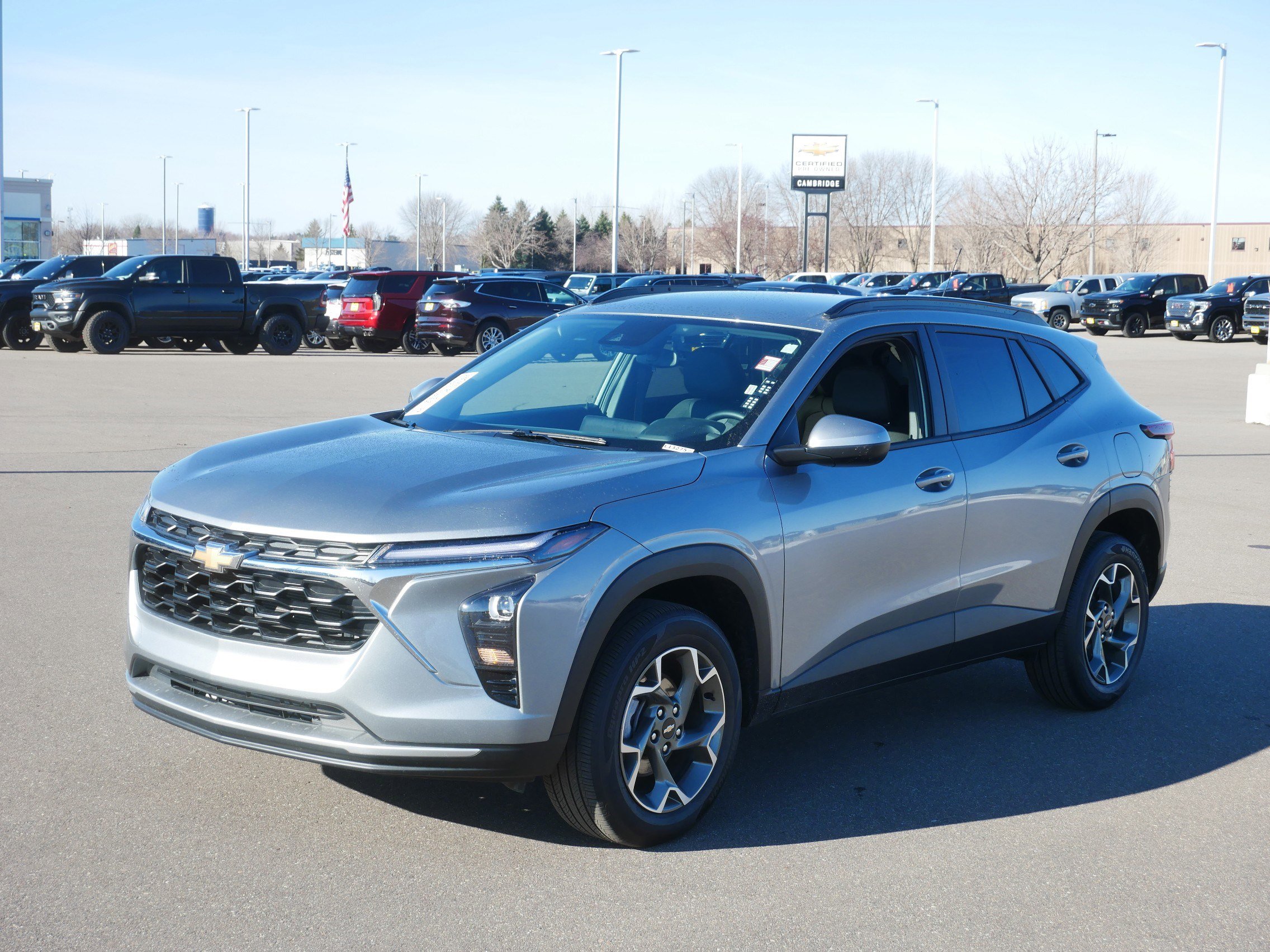 Used 2025 Chevrolet Trax LT w/ LT Convenience Package image 3