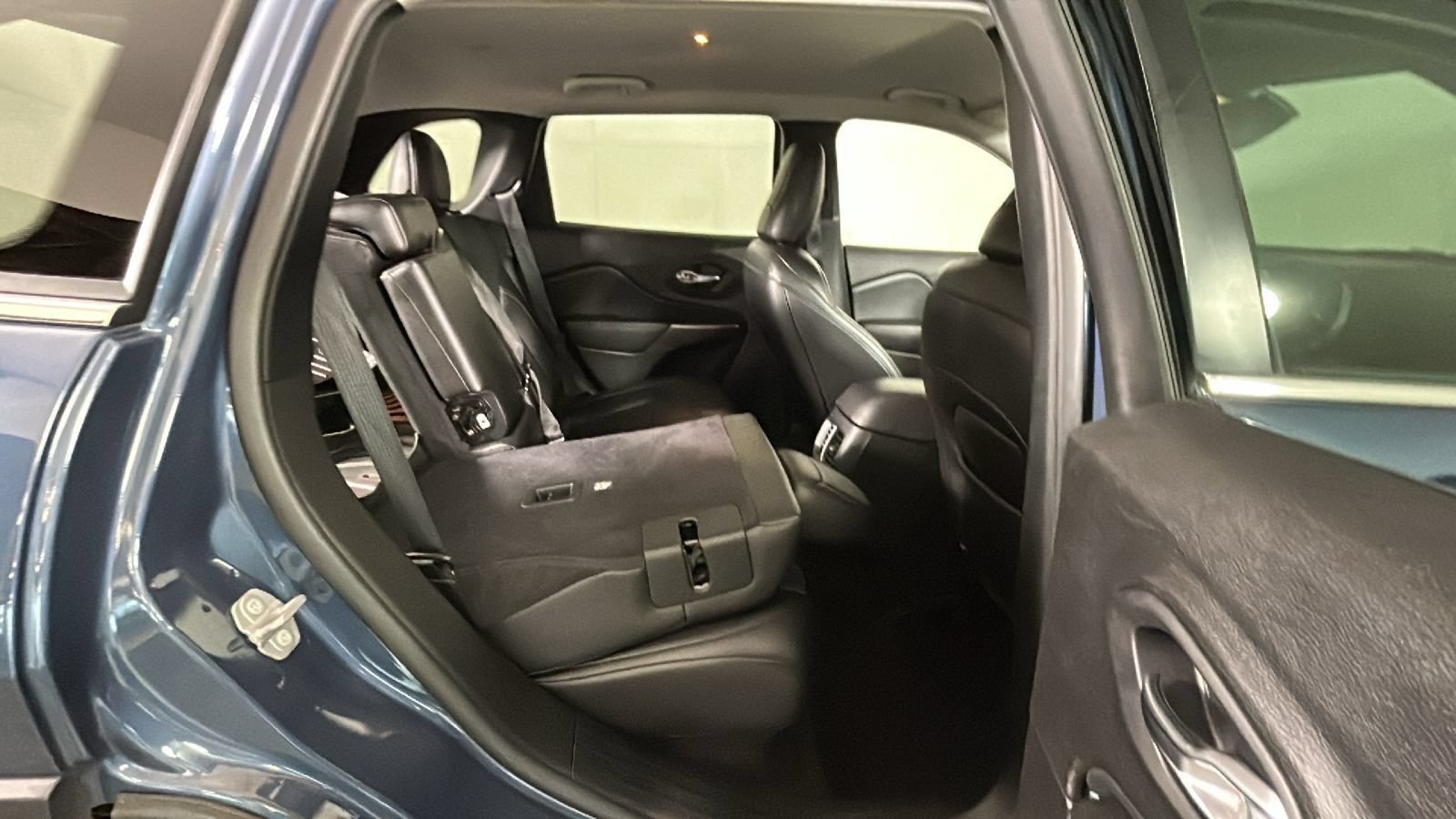 Used 2020 Jeep Cherokee Limited AWD/4WD image 34