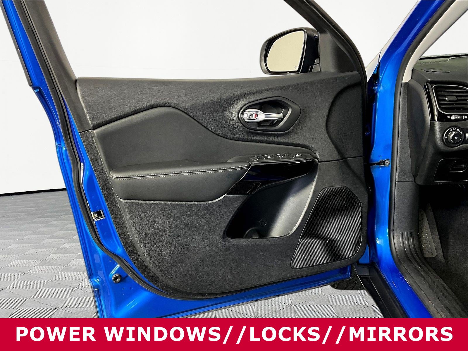 Used 2023 Jeep Cherokee Altitude Lux AWD/4WD image 20