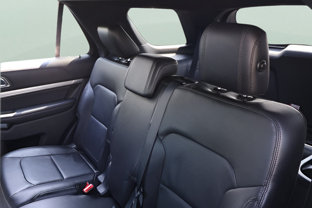 Used 2018 Ford Explorer XLT w/ Equipment Group 202A AWD/4WD image 14