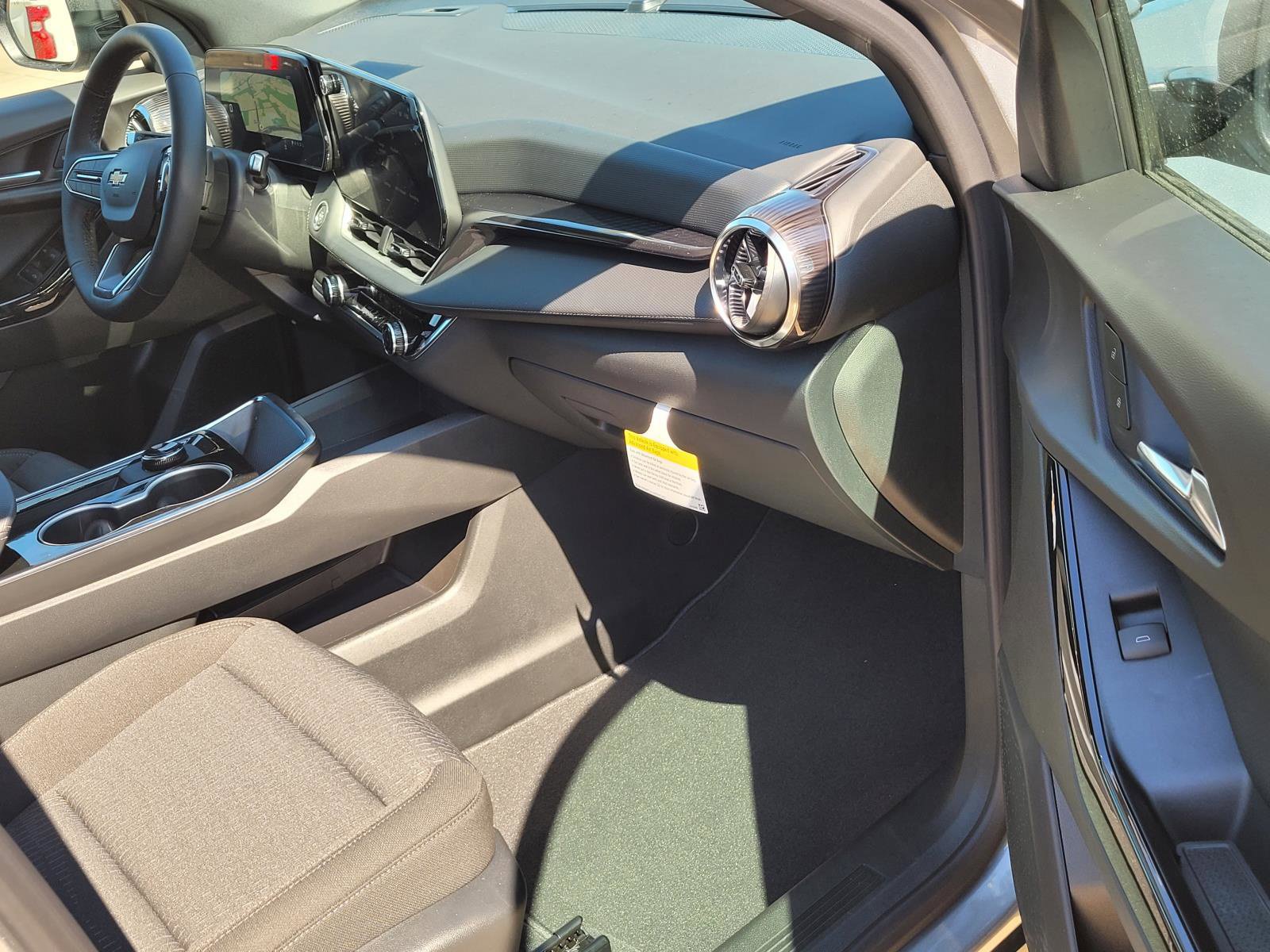 New 2027 Chevrolet Equinox LT w/ Safety and Technology Package FWD image 6