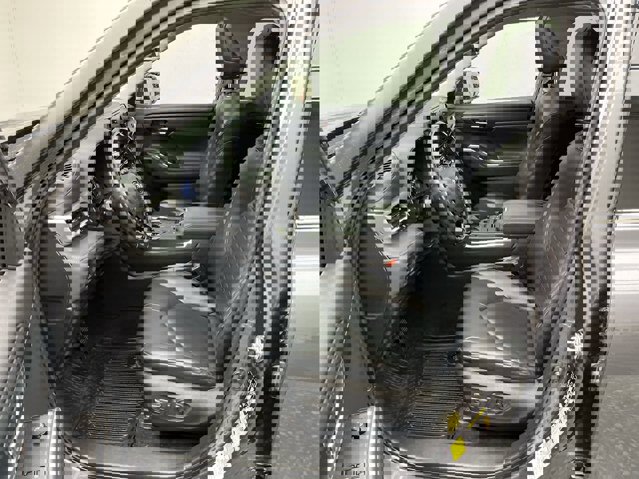 Used 2021 Toyota Highlander XLE video 3