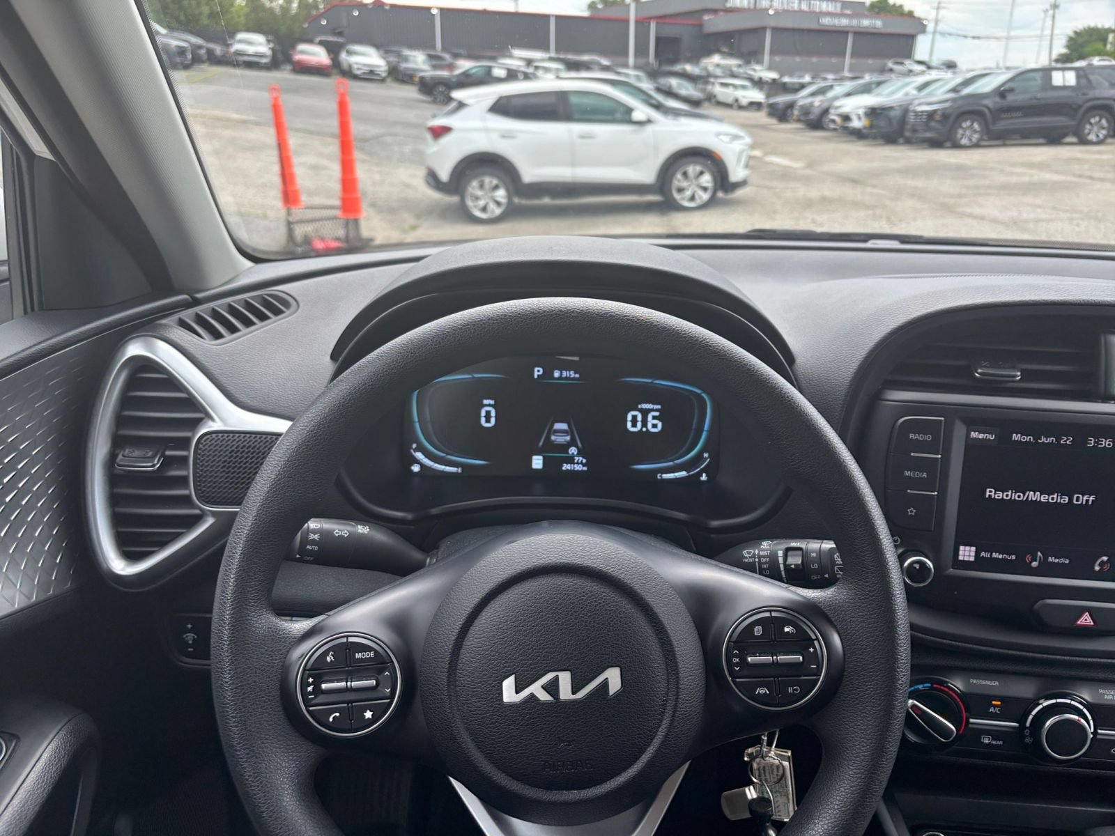 Used 2025 Kia Soul LX w/ LX Technology Package FWD image 29