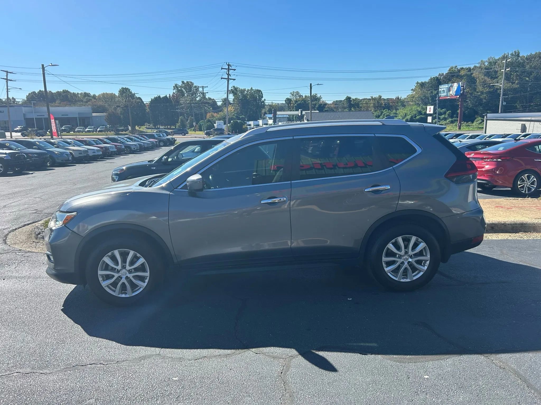 Used 2018 Nissan Rogue SV image 4