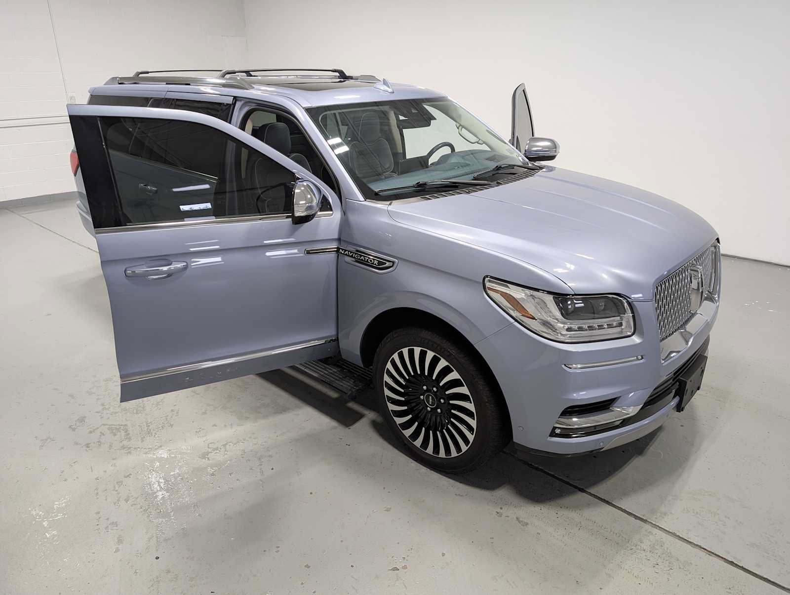 Used 2021 Lincoln Navigator L Black Label w/ Cargo Convenience Package AWD/4WD image 17