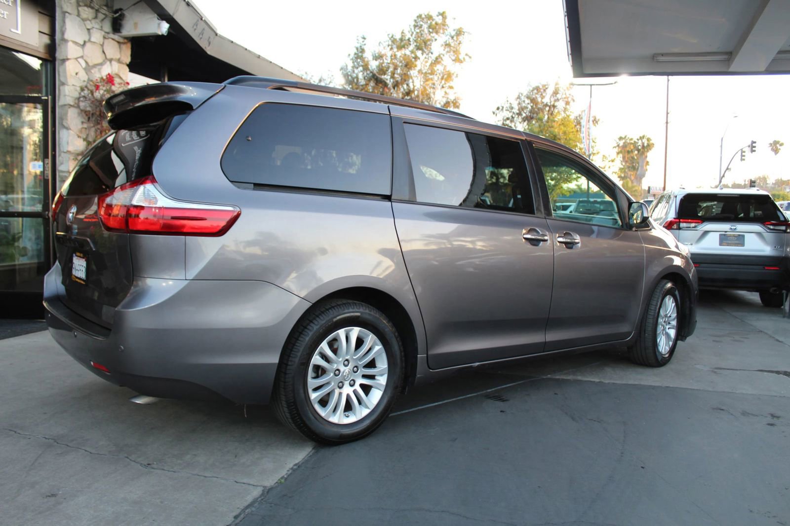 Used 2015 Toyota Sienna XLE w/ XLE Navigation Package FWD image 5