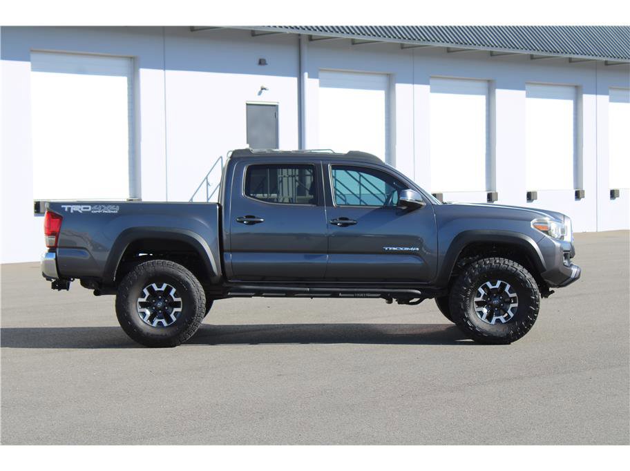 Used 2017 Toyota Tacoma TRD Off-Road w/ Tow Package image 4