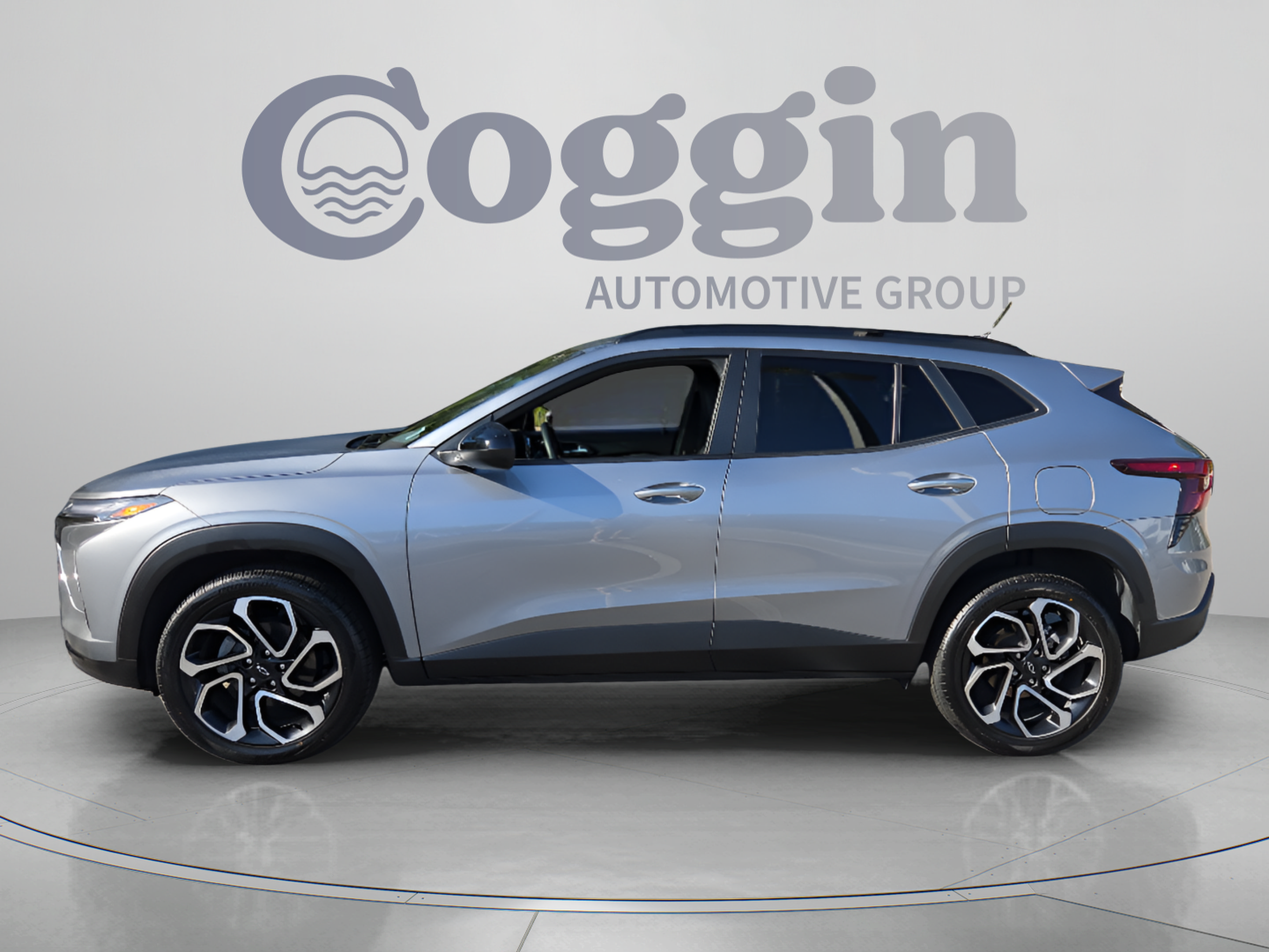 Used 2025 Chevrolet Trax RS FWD image 2