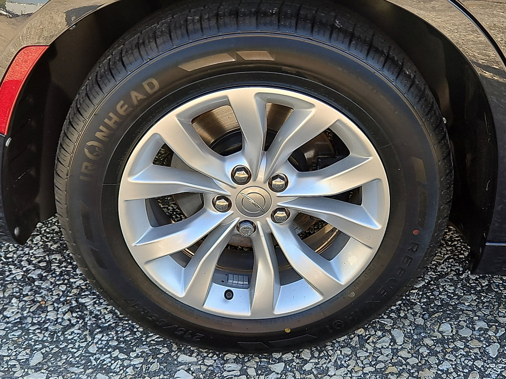 Used 2018 Chrysler 300 Touring image 9