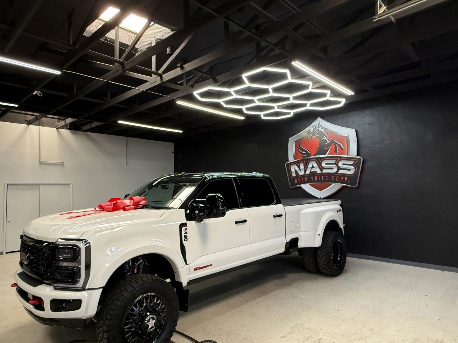 Used 2024 Ford F450 Limited w/ FX4 Off-Road Package image 2