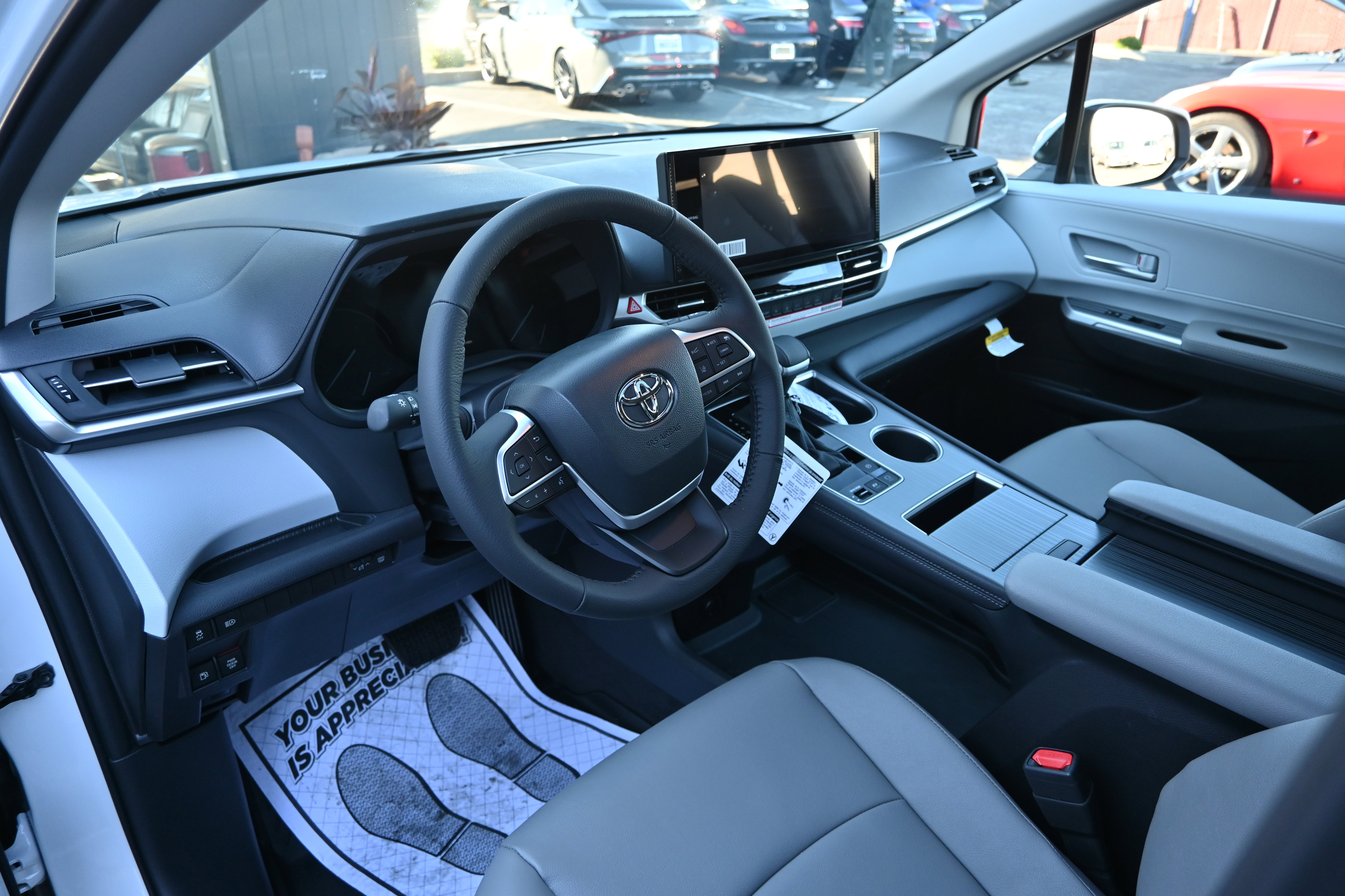 Used 2026 Toyota Sienna XLE image 23