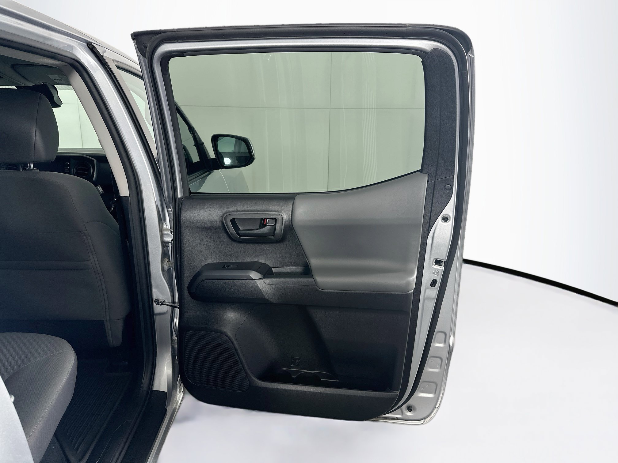 Used 2020 Toyota Tacoma SR w/ SR Convenience Package RWD image 27