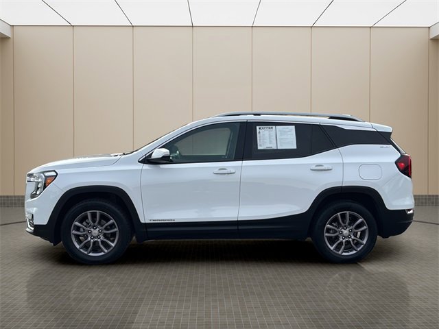 Used 2023 GMC Terrain SLT image 2