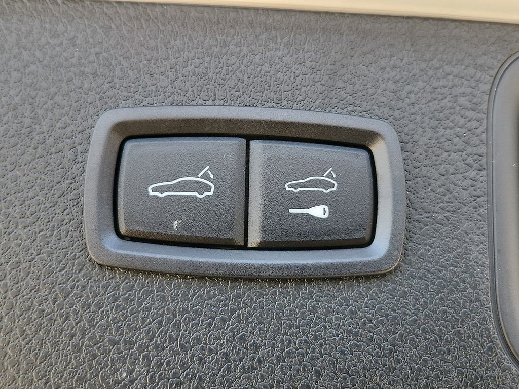 Certified 2025 Porsche Macan image 30