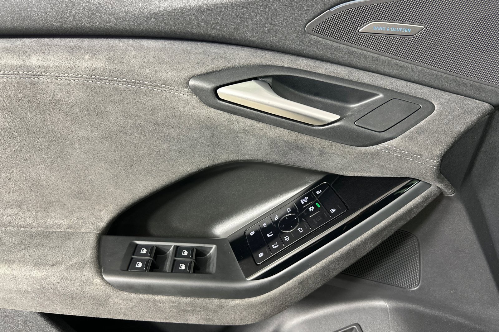 Used 2025 Audi SQ6 e-tron Premium Plus w/ Premium Plus image 10