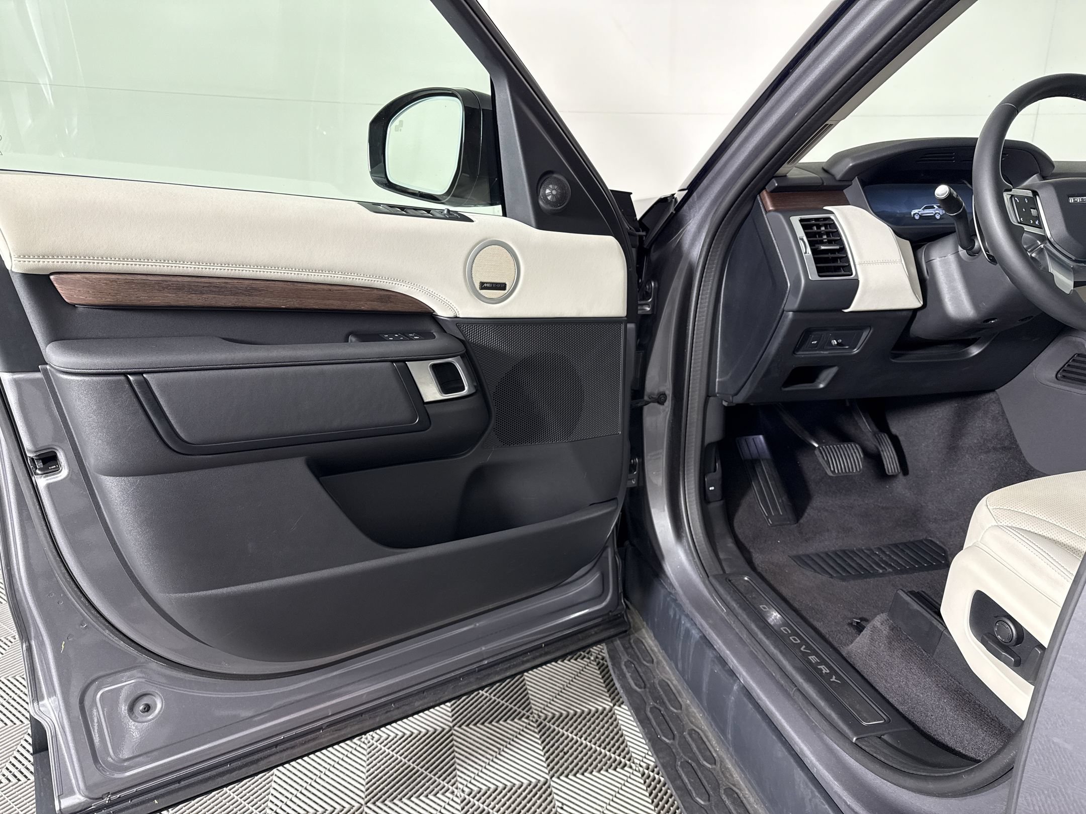 Used 2025 Land Rover Discovery S AWD/4WD image 5