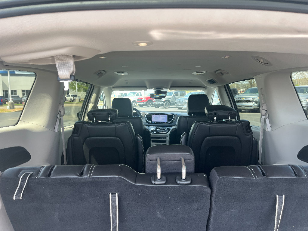 Used 2024 Chrysler Pacifica Touring-L image 12