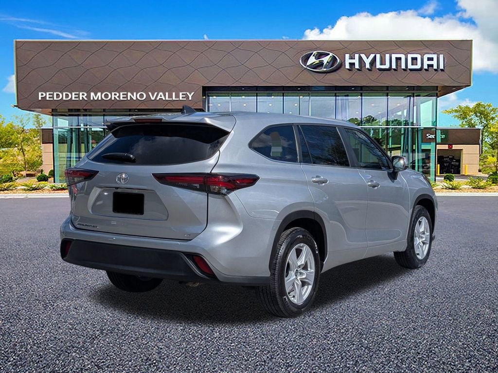 Used 2025 Toyota Highlander LE image 4
