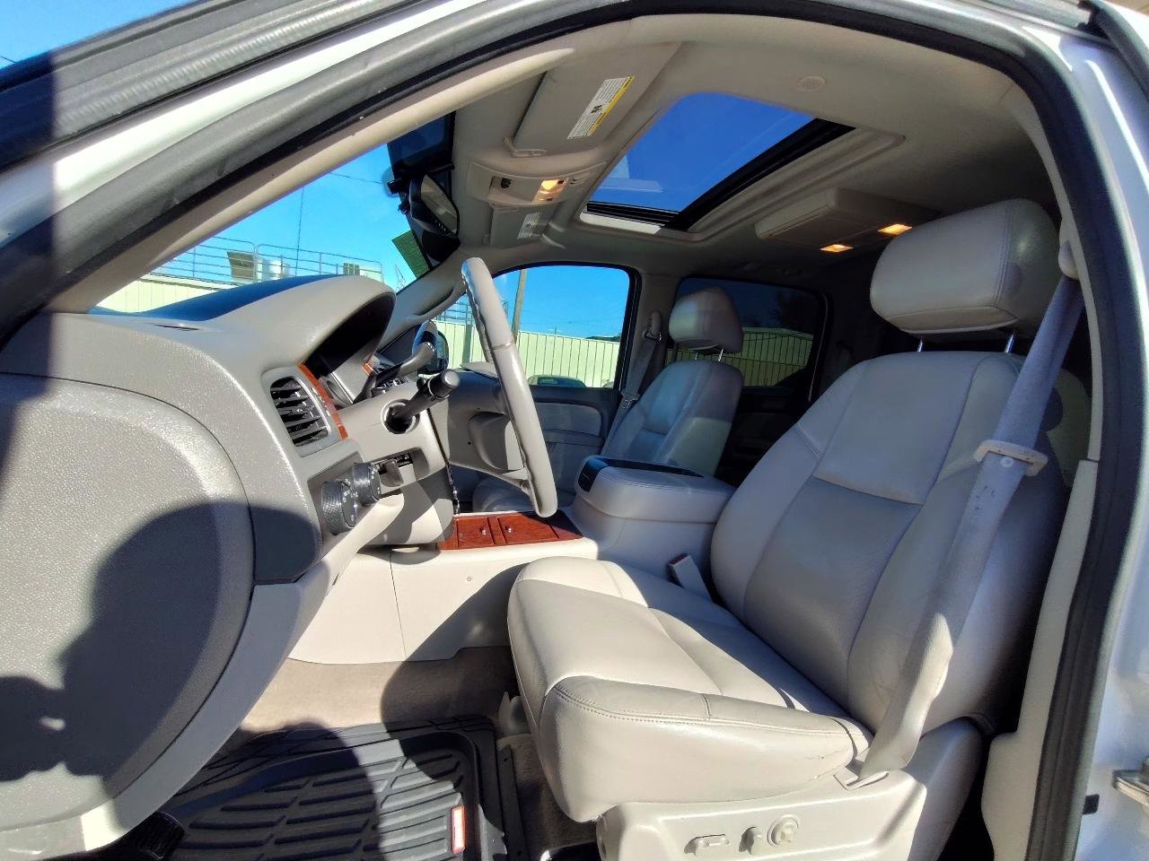 Used 2011 Chevrolet Avalanche LTZ image 15