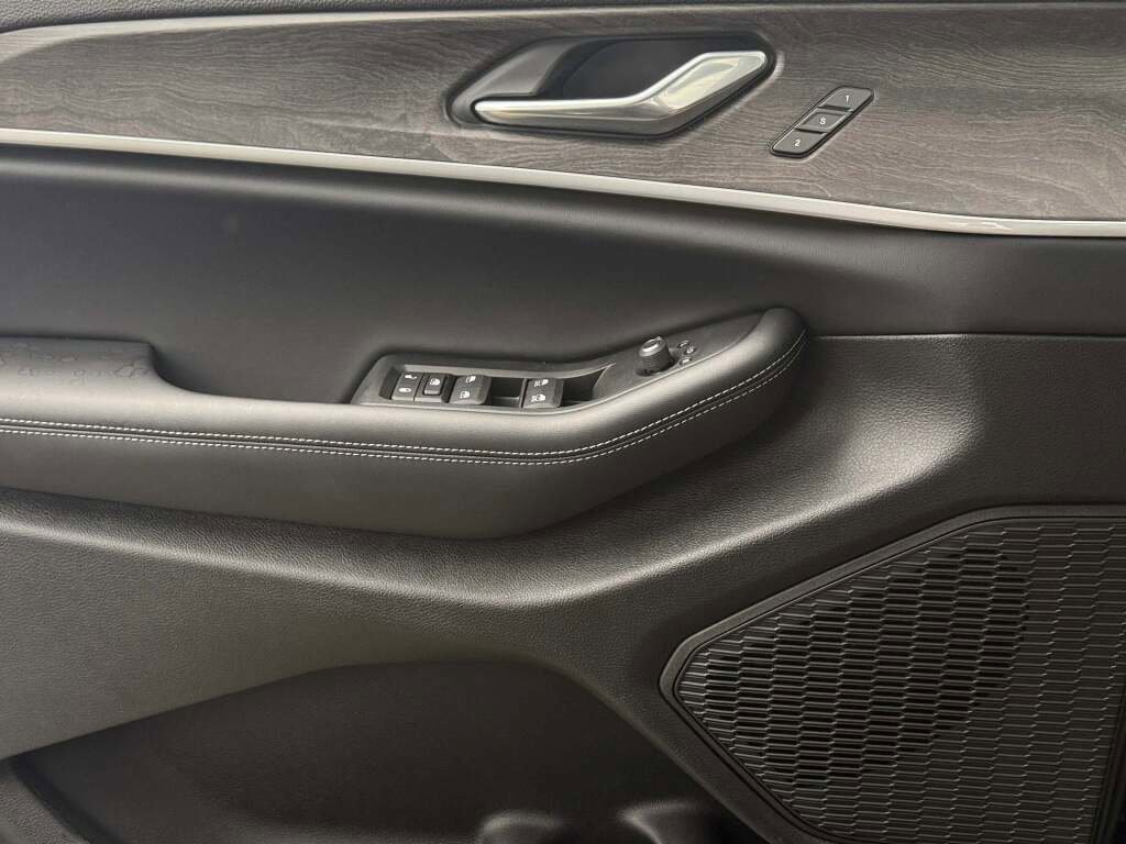 New 2025 Jeep Grand Cherokee Limited w/ Trailer Tow Package image 24