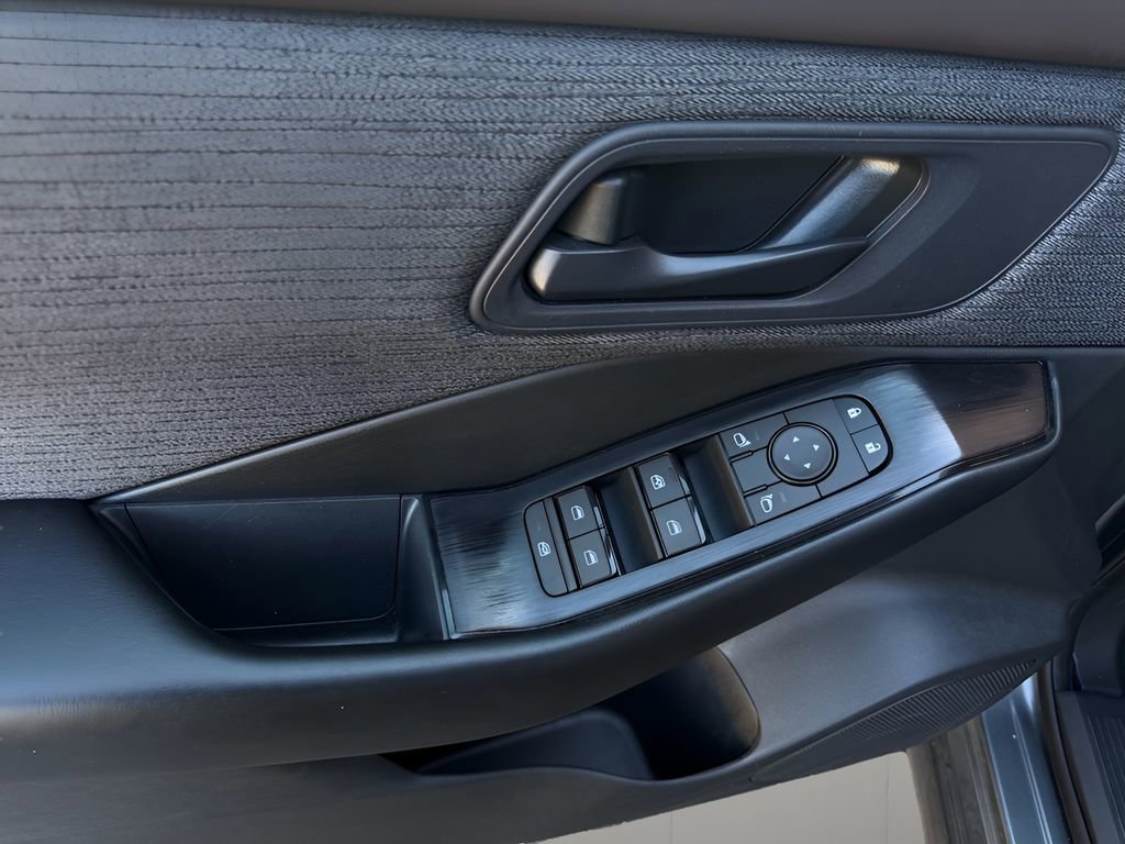 Used 2023 Nissan Rogue S image 21