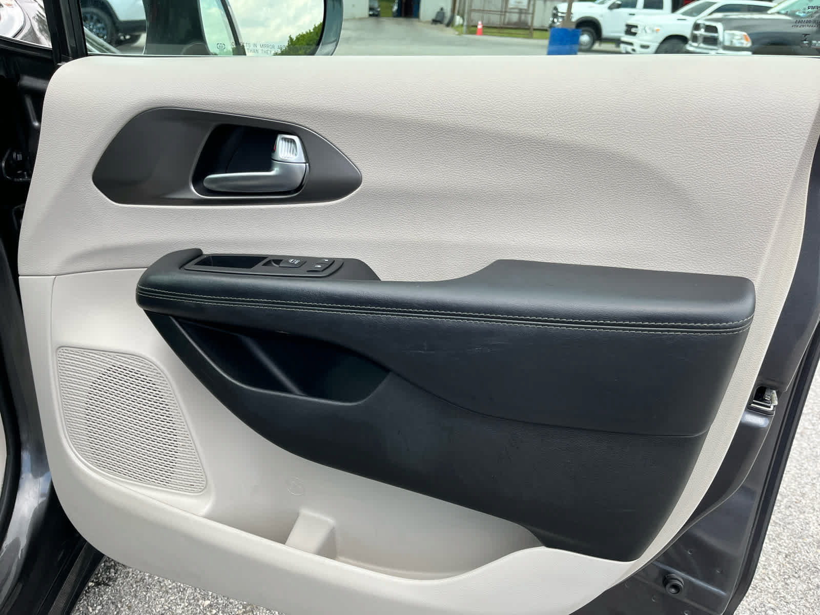 Used 2018 Chrysler Pacifica Limited w/ Tire & Wheel Group FWD image 39