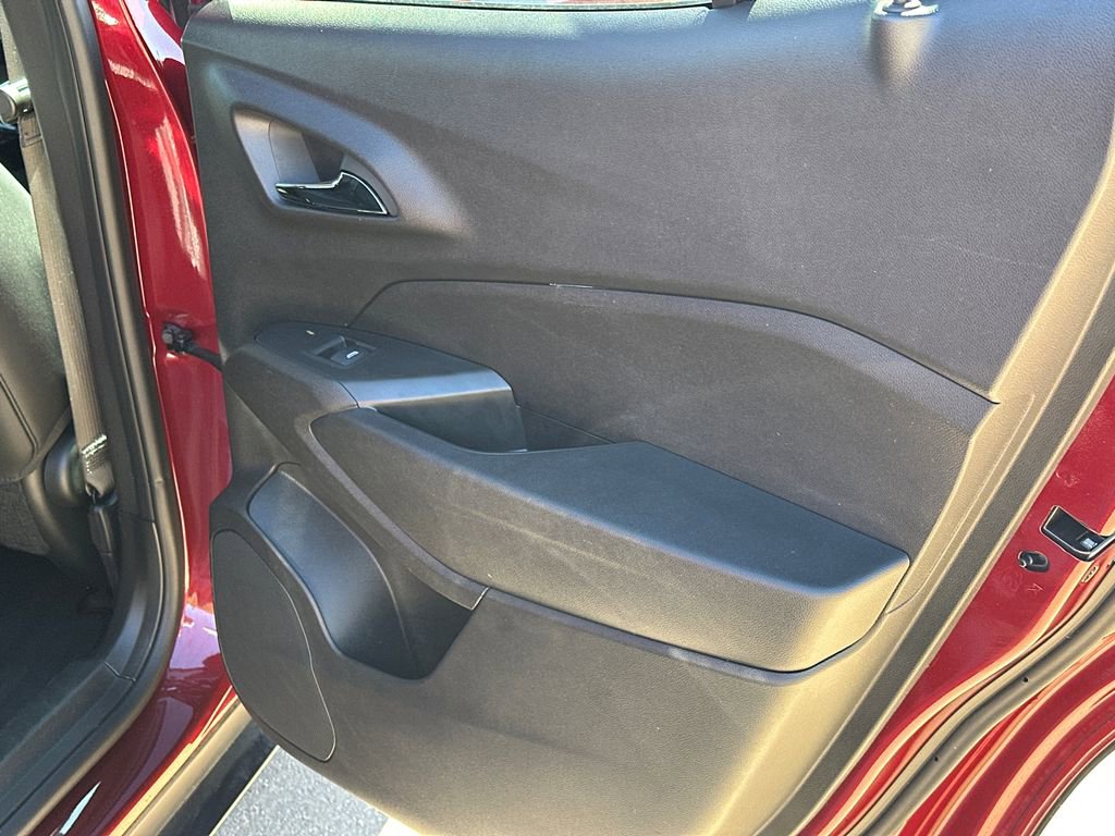 Used 2025 Chevrolet Trax LT w/ LT Convenience Package image 16